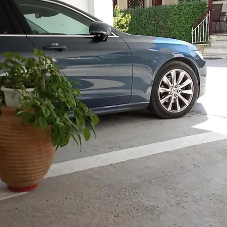 The House Διαμέρισμα