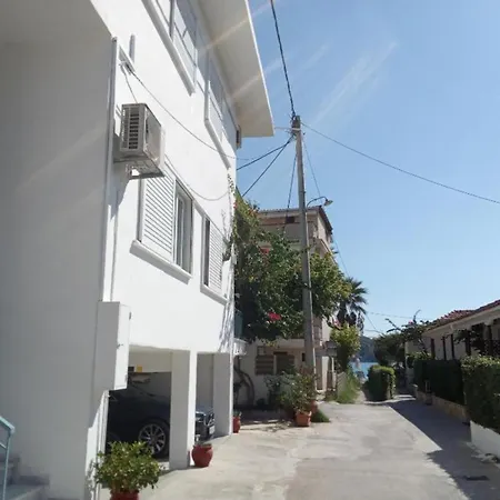 The House Διαμέρισμα *