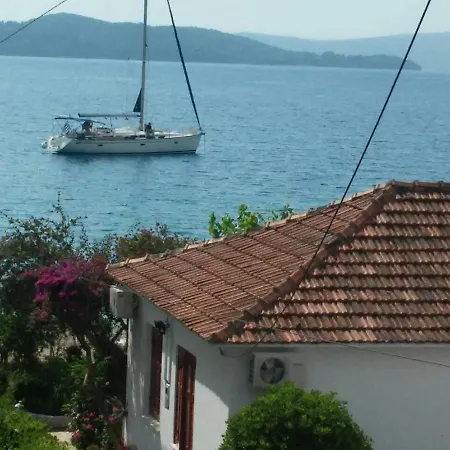 The House Διαμέρισμα *